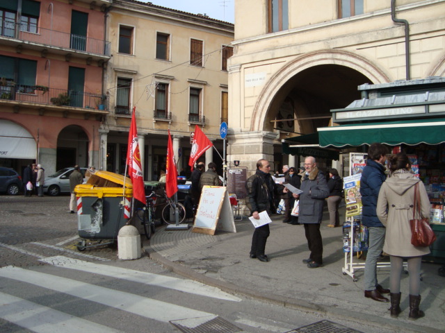 Di seguito le foto del banchetto in Prato della Valle 07/01/2012: [gpslideshow]  