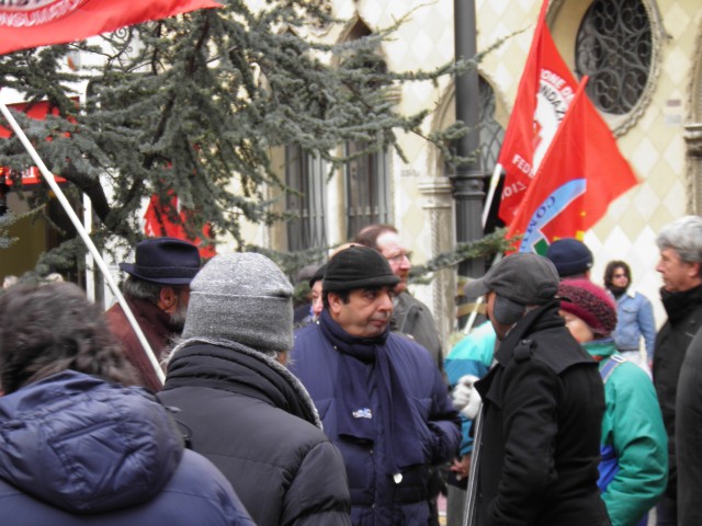 Di seguito le foto del presidio di fronte la Prefettura per la consegna delle firme raccolte a favore della patrimoniale: [gpslideshow]  