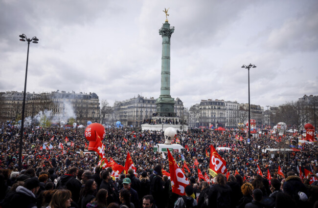 24desk1f01-passante-place-de-la-bastille-foto-ap