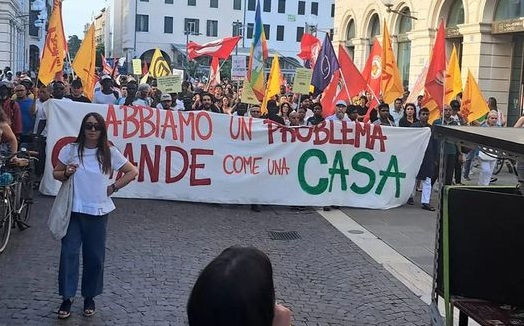 Corteo ieri pomeriggio a Padova, dal piazzale della stazione FS al Municipio. Manifestazione convocata dai Comitati inquiline/i delle case popolari, dalle Comunità migranti, dagli studenti, dagli Sportelli sociali di Via […]